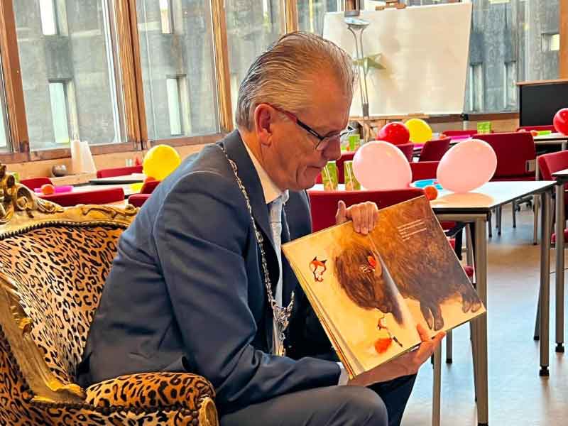 Burgemeester Gorter leest voor tijdens het Nationaal Voorleesontbijt