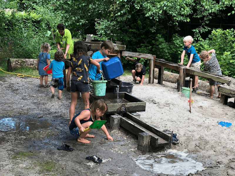 Spelletjes rond de Waterspeelplaats bij IVN