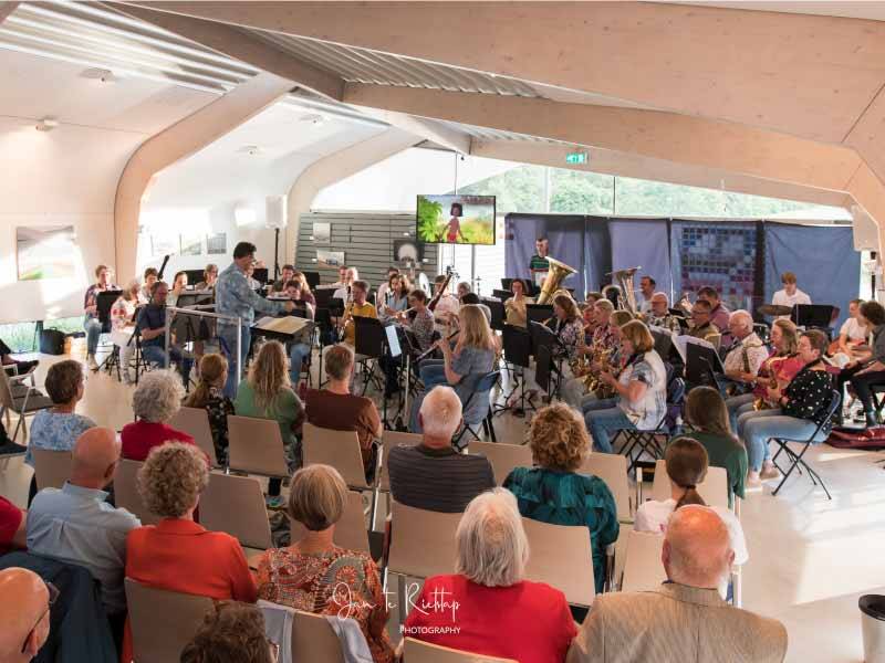 Spetterend optreden van Regioharmonie De Verbinding