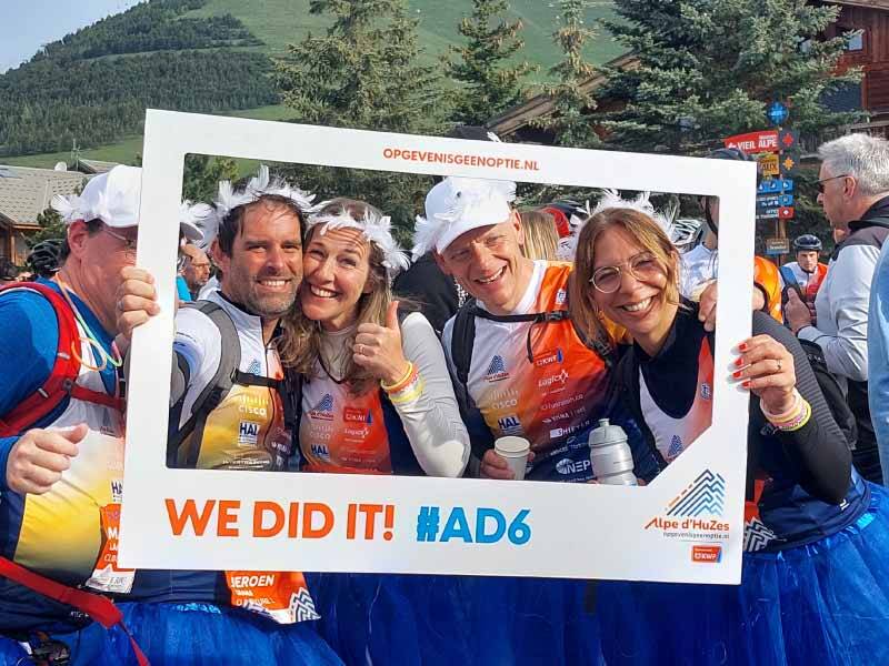 In tutus de berg op voor de strijd tegen kanker