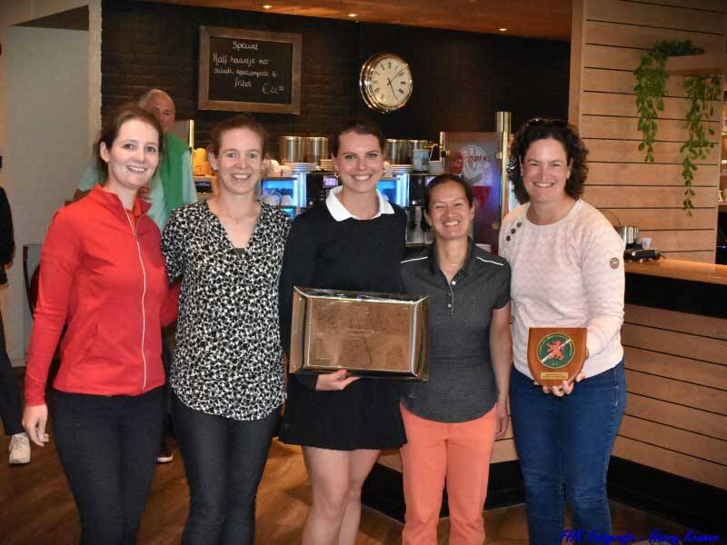 5 dames van het eerste team bij elkaar met de prijs en certificaat in handen