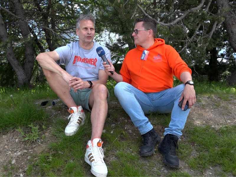 Jan vd Beek met Ronald Molendijk in gesprek op een stukje gras tegen boom aan