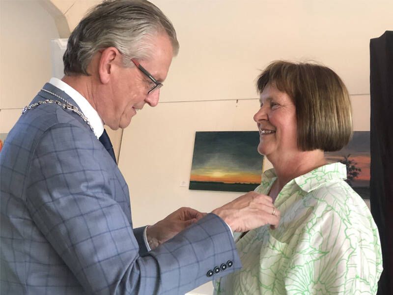 Marina van Arendonk krijgt waarderingsspeld bij afscheid 