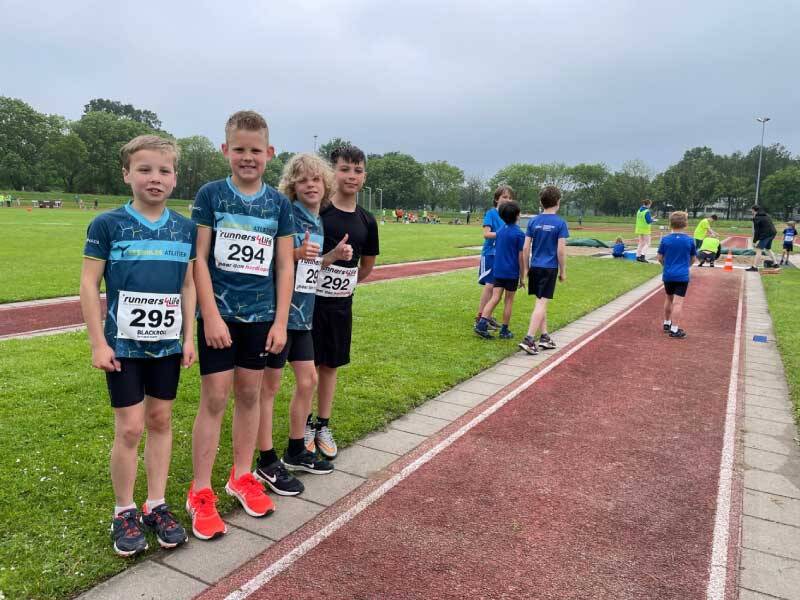 De jongens pupillen van Zeewolde, 4 op een rij langs de atletiekbaan