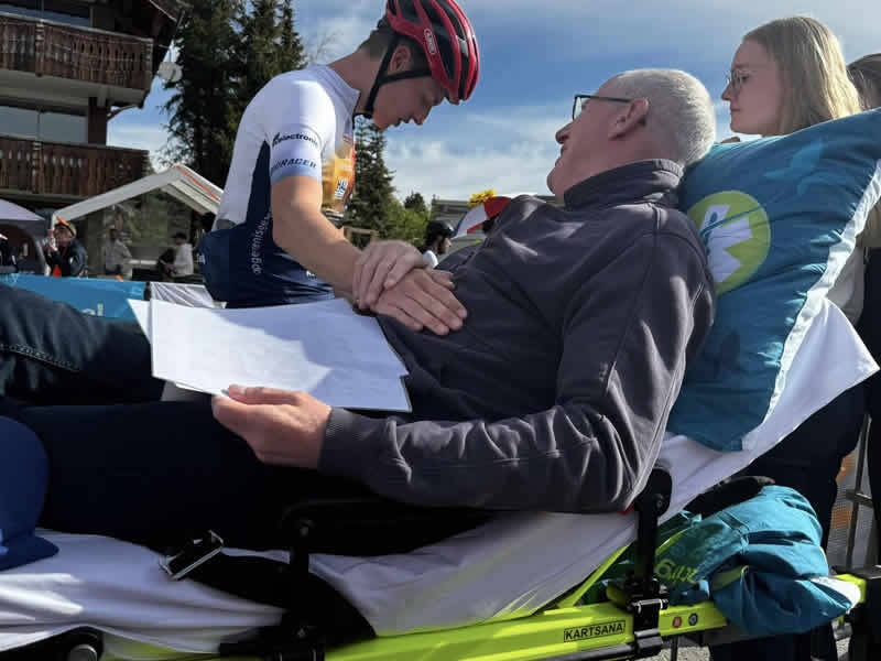 Vader en zoon bij de finish van de Alp d'HuZes