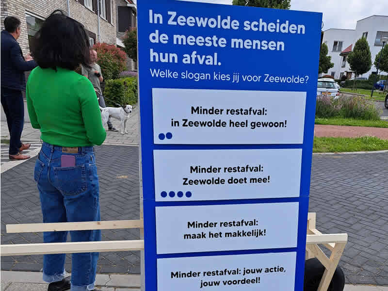 bord met aanwijzingen om afval te scheiden