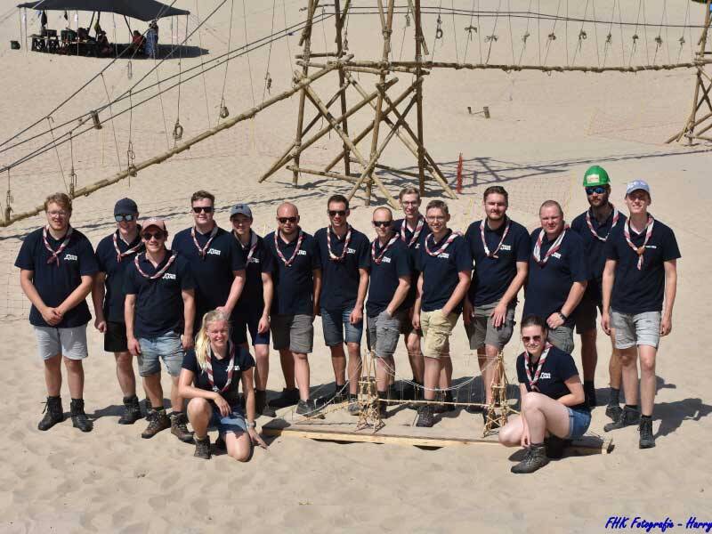 De scoutgroep voor hun loopbrug