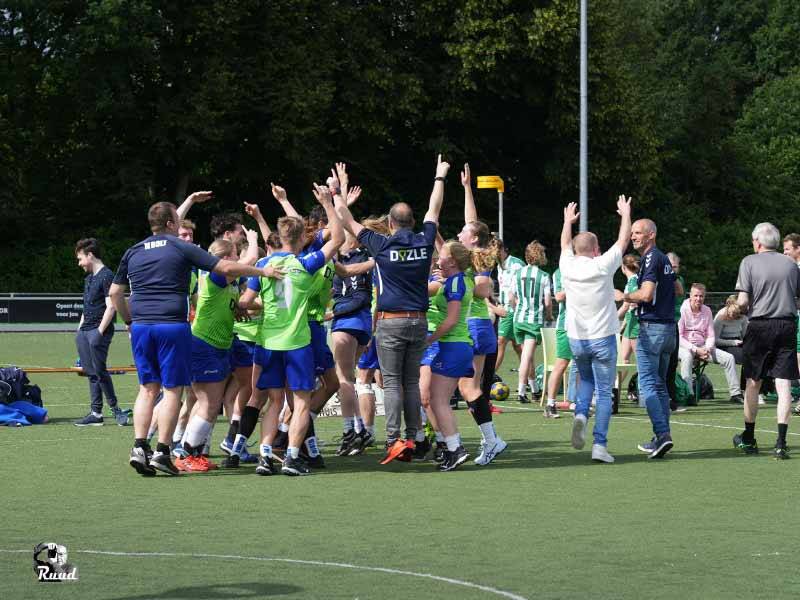Het korfbalteam juichend gelijk nadat ze de wedstrijd gewonnen hadden