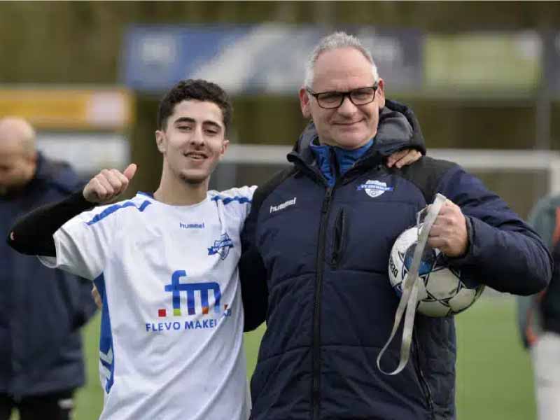 Coach en speler van VVZ, foto van  Michel Zrour