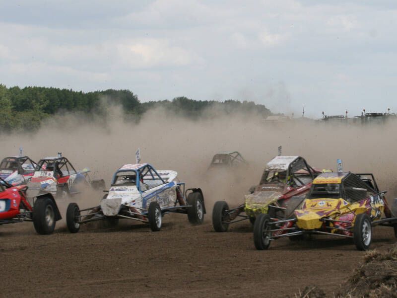 crossende auto over zand