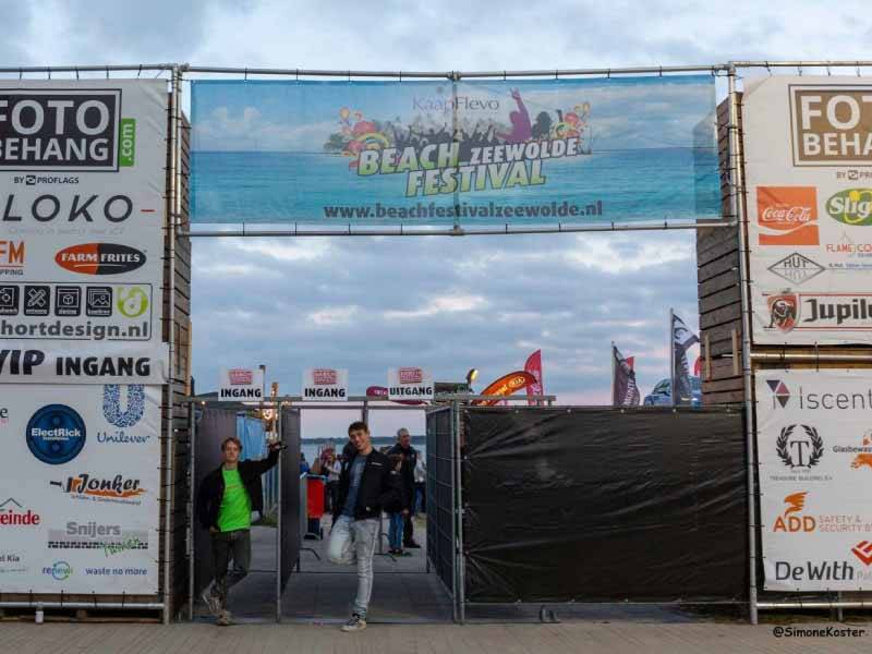 Ingang van Beachfestival terrein met sponsors ernaast