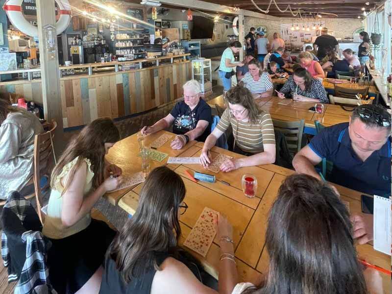 Bingo deelnemers aan tafel bij de Jutter