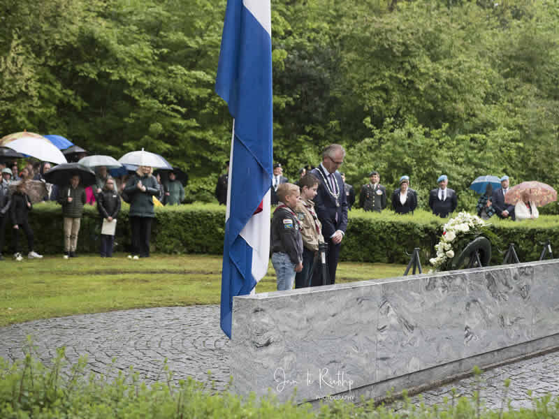 Burgemeester Gorter benadrukt vrede en diversiteit tijdens herdenking in Zeewolde