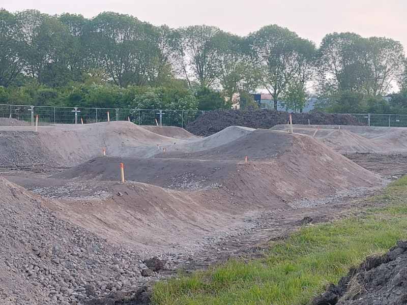 Een deel van de pumptrackbaan in aanleg
