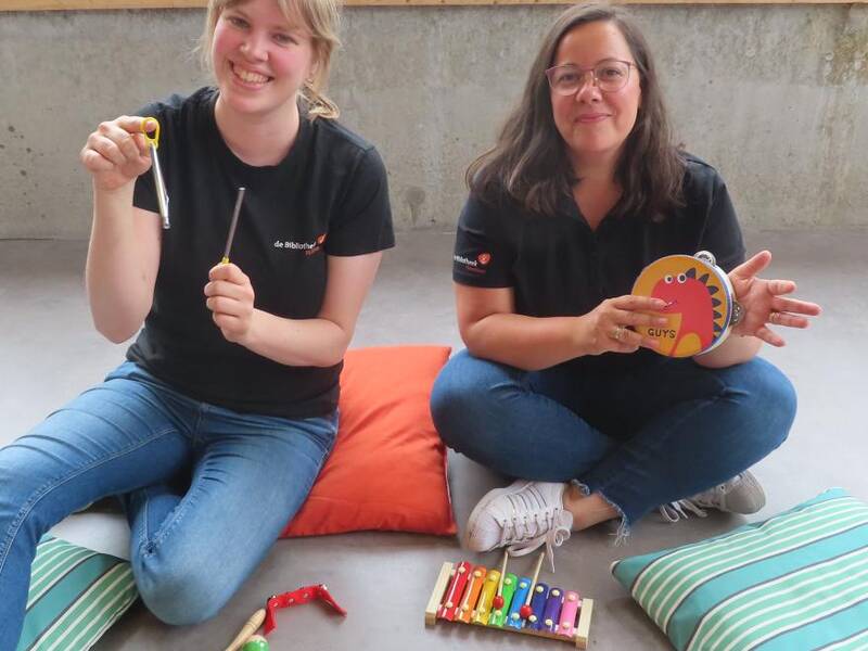 Muziek op schoot en voorlezen tijdens BoekStartdag in de bibliotheek