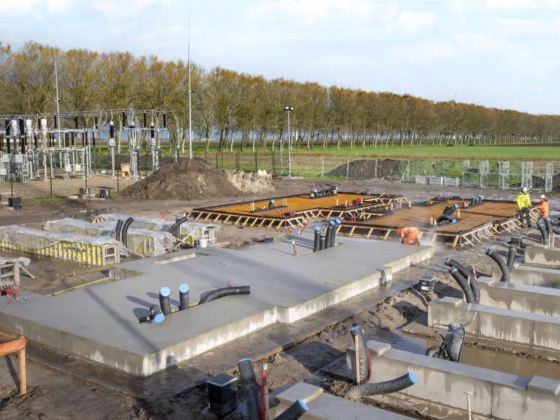 De fundering en leidingen van aansluiting van het batterijpark