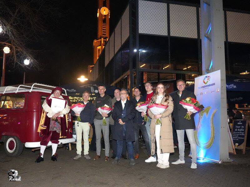 De finalisten bij elkaar in het centrum samen met de dorpsomroeper