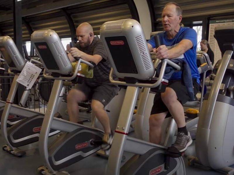 2 mannen beide op een hometrainer