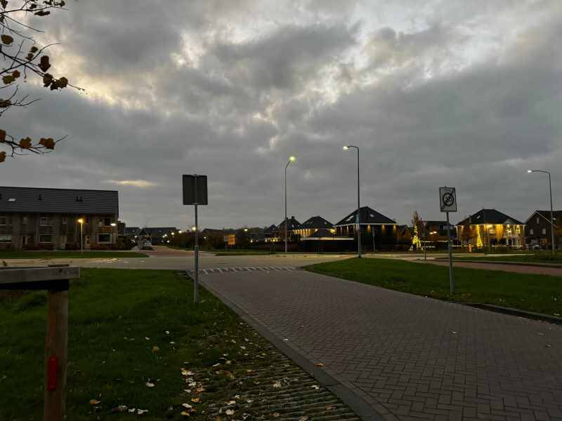 De uitrit van de molenbuurt in schemer, uitkijkend op de Zeewolderdijk en de wijk er tegenover
