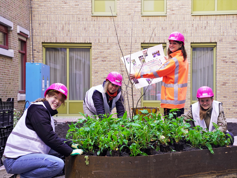 mensen die werken aan de tuin en een ontwerp omhoog houden
