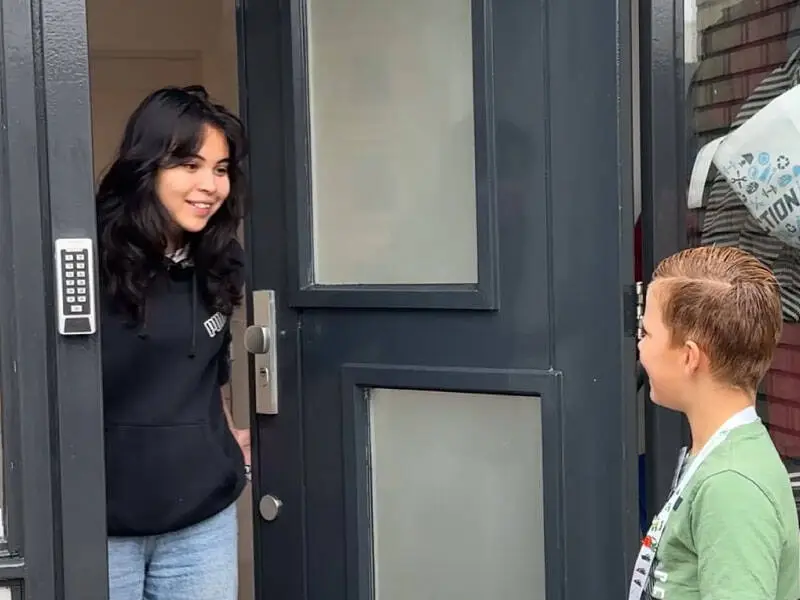 Milan (8) en Daan (14) gaan op pad met een collectebus voor Stichting Opkikker