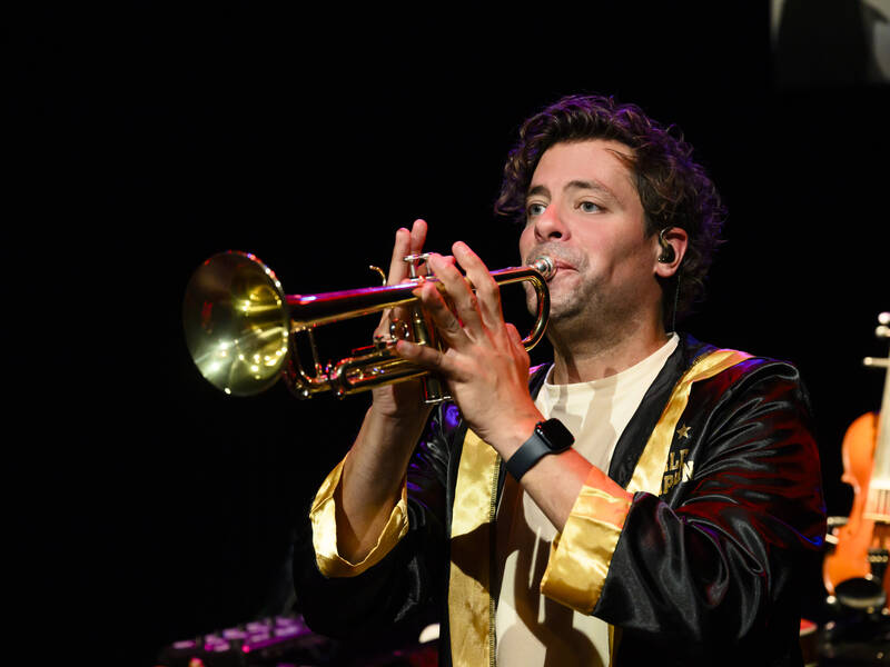 Diederick Ensink die op een trompet speelt 