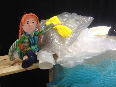 een pop met plastic er naast 