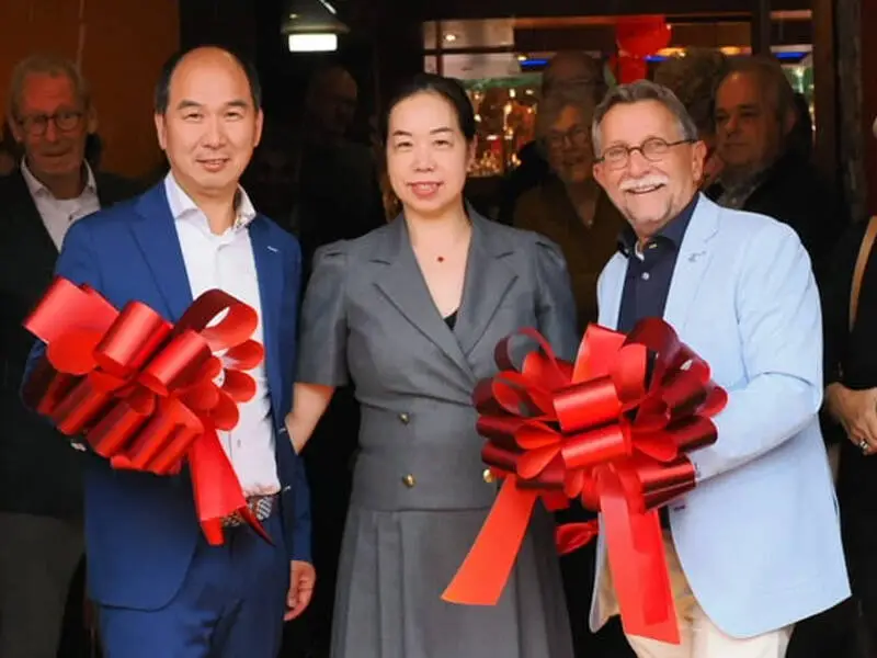 Opening hotel Tung door Wethouder Hermans en de familie Tung