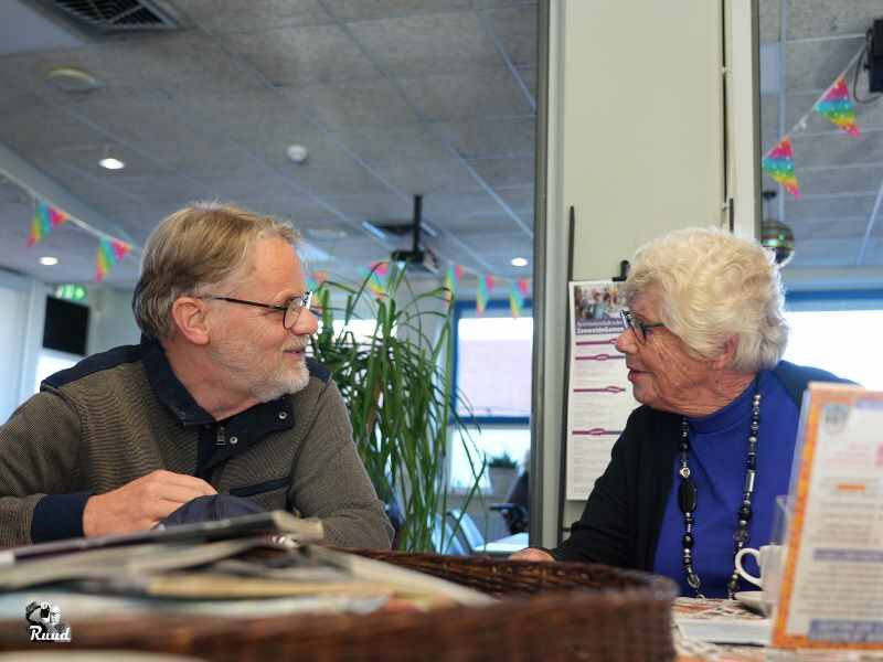 Henk van Benthem van Goud voor Oud in gesprek met een ouderen