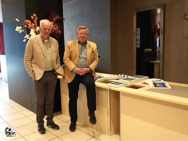 Mannes Schoppink en Cees Steijger bij de boeken over 40 jaar Zeewolde