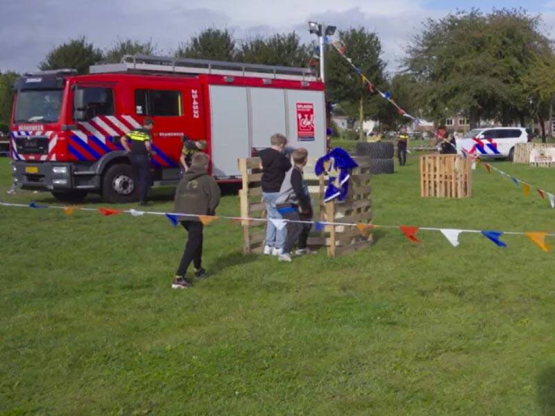 Kinderen voor de brandweerautos en ook opstakels op het veld met laserguns