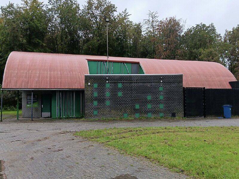 Zijkant van de groene schuur 