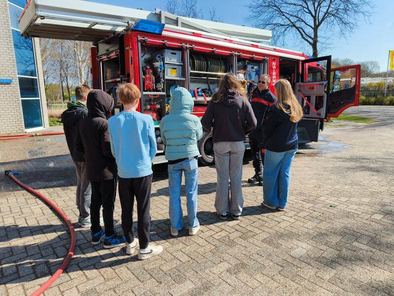 Activiteitenweek Levant: mooi weer en natgespoten worden bij de brandweer Zeewolde