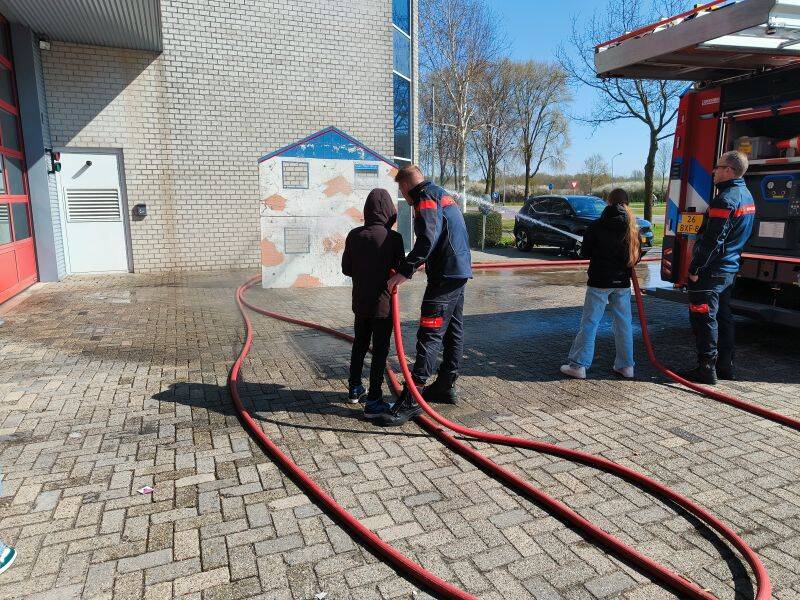 Activiteitenweek Levant: mooi weer en natgespoten worden bij de brandweer Zeewolde
