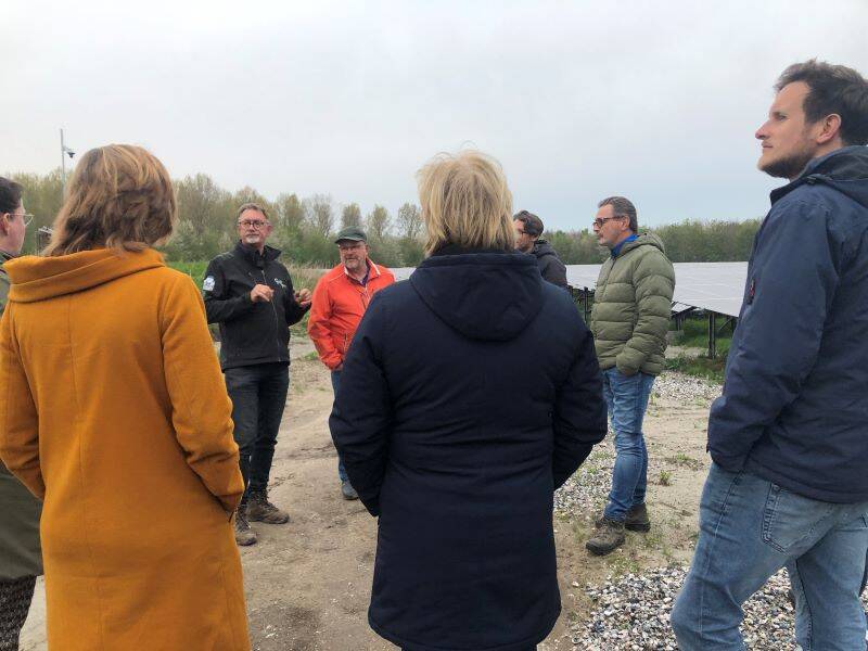 Energieboswachters die uitleg krijgen bij het zonnepark