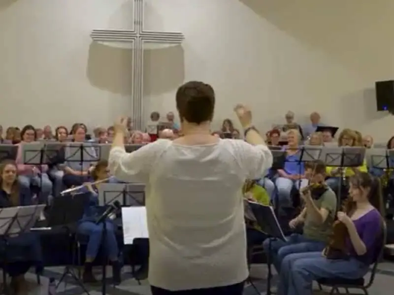 Een zaal voor nieuw talent waar de dirigent dirigieert