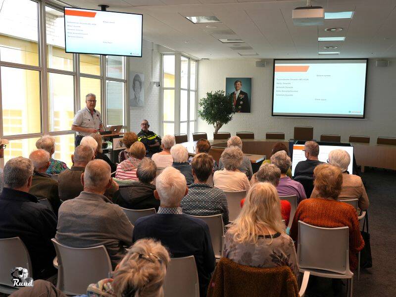 groep mensen kijkt naar scherm met tekst erop