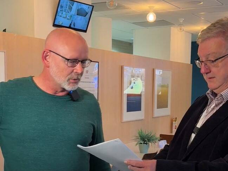 Erik vd Schaaff samen met waarnemend voorzitter Hans de Groot en de petitie