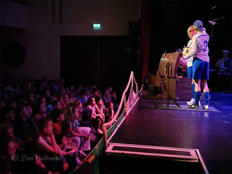 Kinderen kijken belangstellend naar de voorstelling 