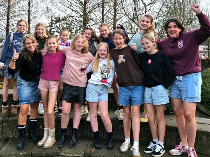 De meiden allemaal in korte broek en juichend