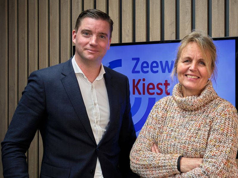 Anja en burgemeester Bram Harmsma in de studio van LOZ voor het radio programma Zeewolde kiest