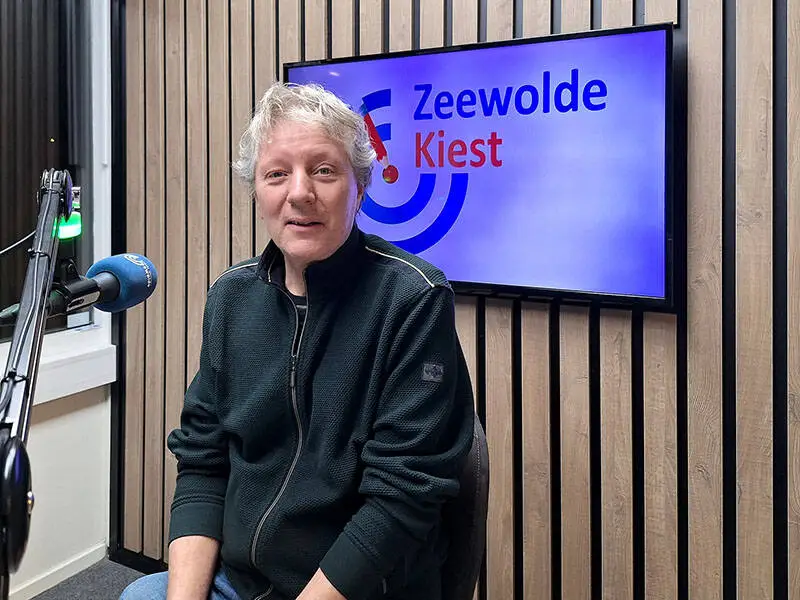 Roel Hijne in gesprek met Deen tijdens Zeewolde kiest