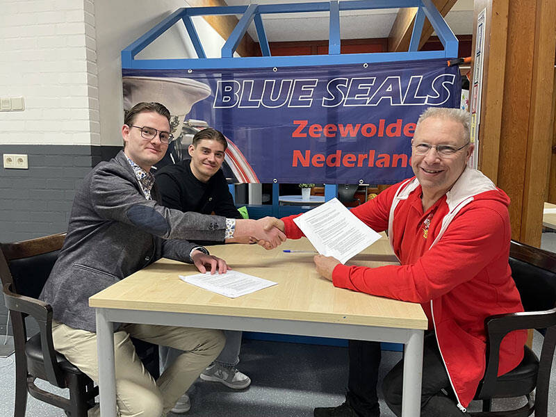 Blue Seals bestuur tekent hoofdsponsor contract met rene de regt