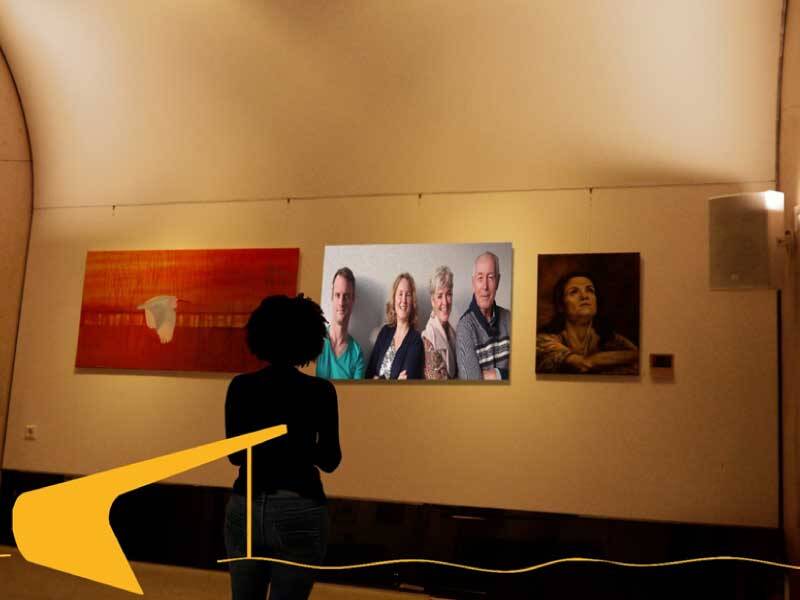 Een grafische tekening van expositie in de verbeelding met Muzamis in het schilderij