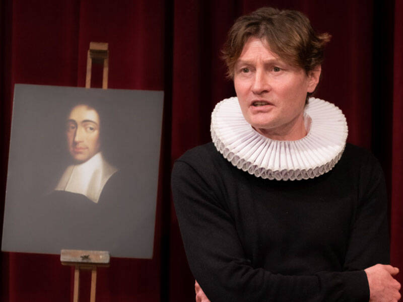 Harpert Michielsen  als een Spinoza bij een schilderij van Spinoza zelf