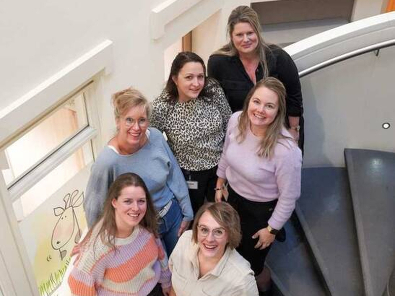 6 dames op een trap in het St Jansdal