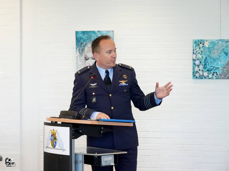 Kolonel Roy Hemmelder in de raadszaal sprekend naar het publiek