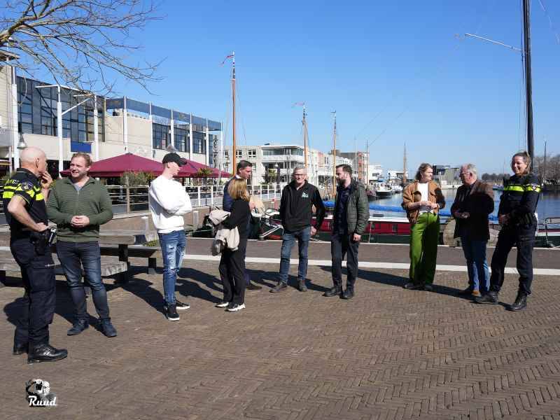 Veel horecaondernemers met de burgemeester en politie op het Raadhuisplein