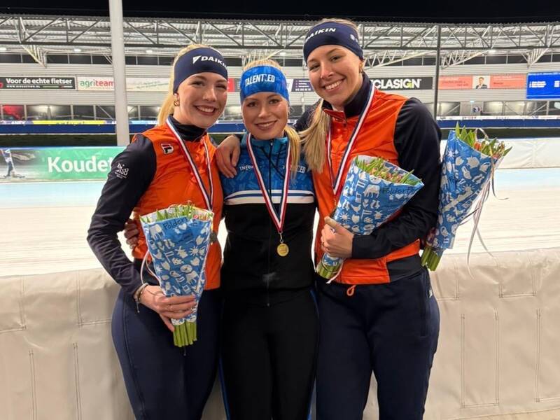 Rosalie van Vliet met medaille om en naast haar de nummers 2 en 3