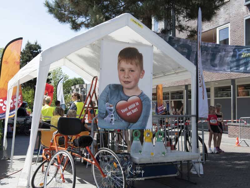 Een tent met een banner van Conor Cares, staat bij de start/finish van de route